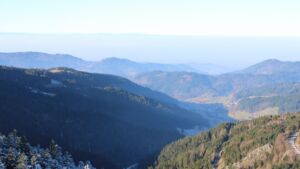 Dieses Bild zeigt eine Webcam-Aufnahme vom Achertal, aufgenommen am Samstag, den 27.12.2025 um 11:00 Uhr. Die Temperatur betrug 5°C.