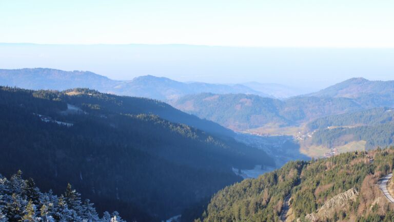 Dieses Bild zeigt eine Webcam-Aufnahme vom Achertal, aufgenommen am Samstag, den 27.12.2025 um 11:00 Uhr. Die Temperatur betrug 5°C.