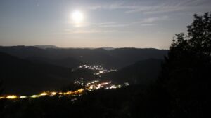 Dieses Bild zeigt eine Webcam-Aufnahme vom Achertal, aufgenommen am Donnerstag, den 23.07.2026 um 23:20 Uhr. Die Temperatur betrug 15.2°C.