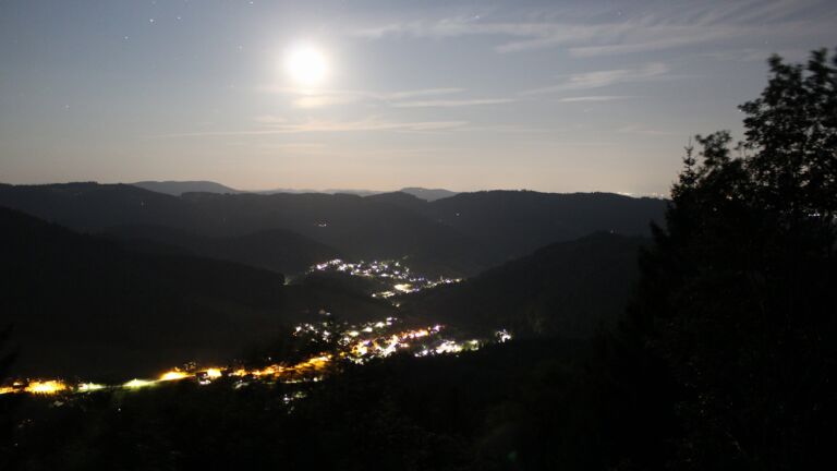 Dieses Bild zeigt eine Webcam-Aufnahme vom Achertal, aufgenommen am Donnerstag, den 23.07.2026 um 23:20 Uhr. Die Temperatur betrug 15.2°C.