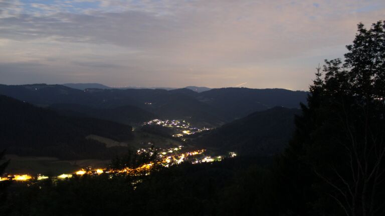Dieses Bild zeigt eine Webcam-Aufnahme vom Achertal, aufgenommen am Montag, den 29.06.2026 um 23:10 Uhr. Die Temperatur betrug 20.3°C.
