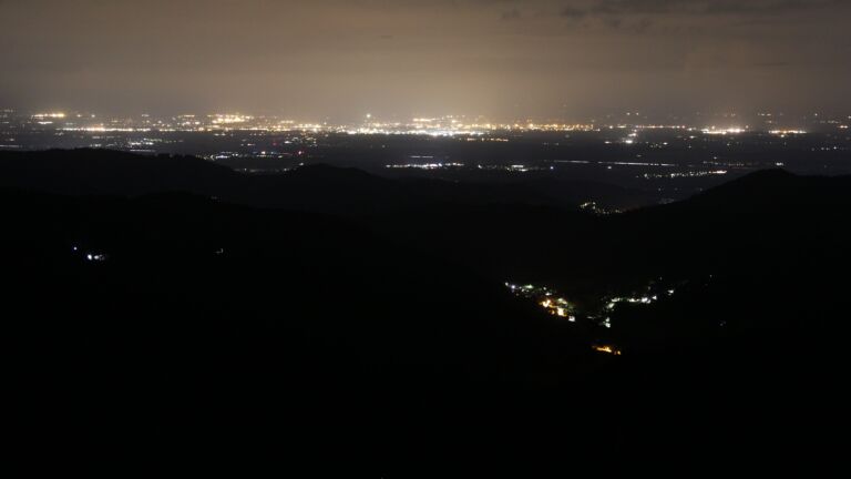 Dieses Bild zeigt eine Webcam-Aufnahme vom Achertal, aufgenommen am Freitag, den 01.08.2025 um 03:00 Uhr. Die Temperatur betrug 13.3°C.