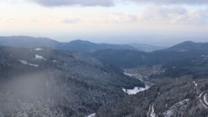 Dieses Bild zeigt eine Webcam-Aufnahme vom Achertal, aufgenommen am Freitag, den 21.11.2025 um 14:50 Uhr. Die Temperatur betrug -5.5°C.