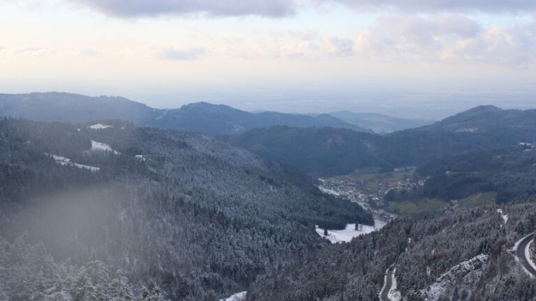 Dieses Bild zeigt eine Webcam-Aufnahme vom Achertal, aufgenommen am Freitag, den 21.11.2025 um 14:50 Uhr. Die Temperatur betrug -5.5°C.