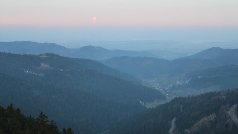 Dieses Bild zeigt eine Webcam-Aufnahme vom Achertal, aufgenommen am Mittwoch, den 04.03.2026 um 07:10 Uhr. Die Temperatur betrug 3.6°C.