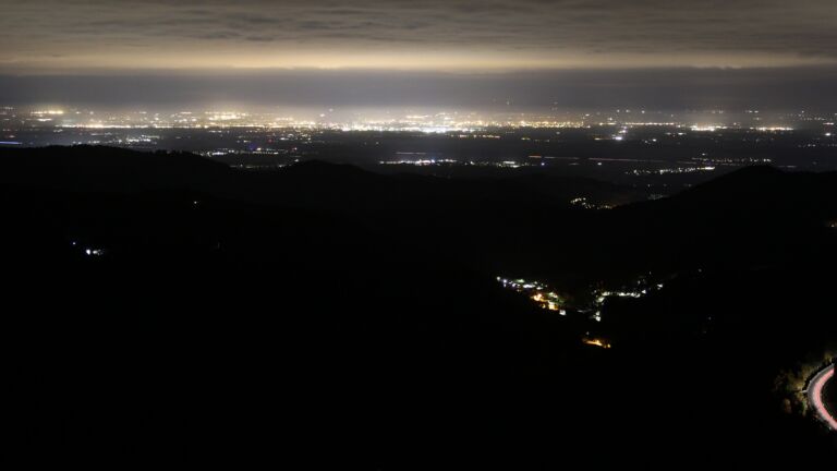 Dieses Bild zeigt eine Webcam-Aufnahme vom Achertal, aufgenommen am Samstag, den 18.10.2025 um 01:30 Uhr. Die Temperatur betrug 5.5°C.