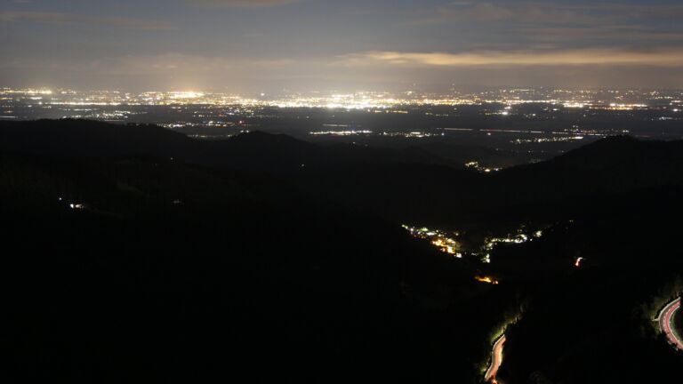 Dieses Bild zeigt eine Webcam-Aufnahme vom Achertal, aufgenommen am Donnerstag, den 11.09.2025 um 22:30 Uhr. Die Temperatur betrug 10.2°C.