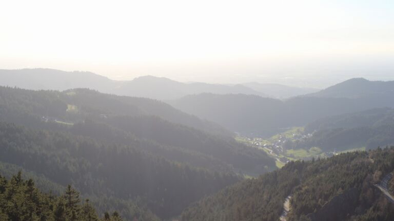 Dieses Bild zeigt eine Webcam-Aufnahme vom Achertal, aufgenommen am Dienstag, den 07.04.2026 um 18:50 Uhr. Die Temperatur betrug 14.4°C.