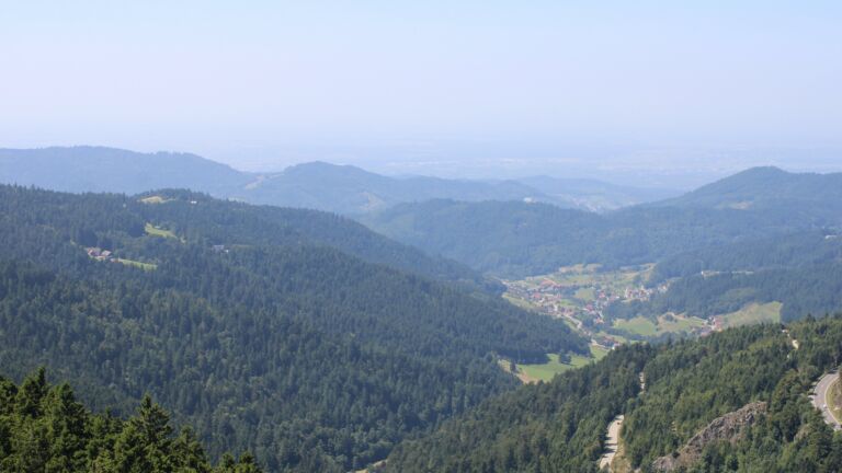Dieses Bild zeigt eine Webcam-Aufnahme vom Achertal, aufgenommen am Montag, den 11.08.2025 um 13:50 Uhr. Die Temperatur betrug 23°C.