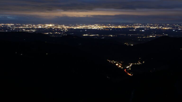 Dieses Bild zeigt eine Webcam-Aufnahme vom Achertal, aufgenommen am Dienstag, den 28.10.2025 um 18:00 Uhr. Die Temperatur betrug 5.6°C.