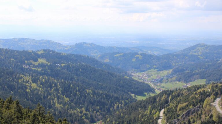 Dieses Bild zeigt eine Webcam-Aufnahme vom Achertal, aufgenommen am Dienstag, den 21.04.2026 um 15:20 Uhr. Die Temperatur betrug 5.6°C.