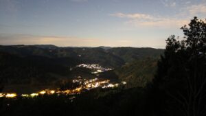 Dieses Bild zeigt eine Webcam-Aufnahme vom Achertal, aufgenommen am Sonntag, den 30.08.2026 um 21:50 Uhr. Die Temperatur betrug 20°C.