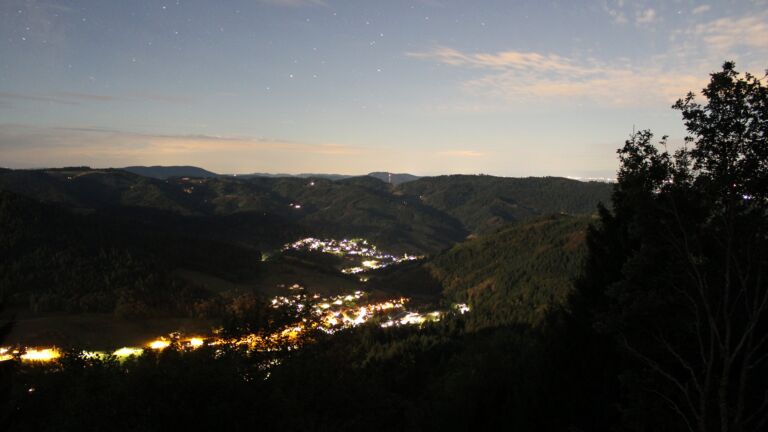 Dieses Bild zeigt eine Webcam-Aufnahme vom Achertal, aufgenommen am Sonntag, den 30.08.2026 um 21:50 Uhr. Die Temperatur betrug 20°C.