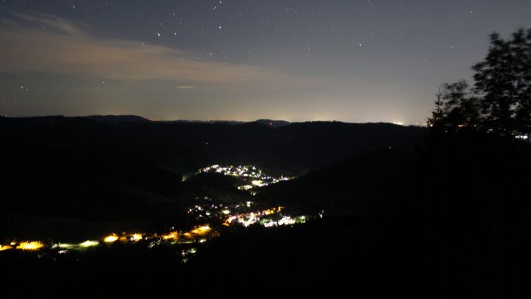 Dieses Bild zeigt eine Webcam-Aufnahme vom Achertal, aufgenommen am Dienstag, den 07.07.2026 um 01:00 Uhr. Die Temperatur betrug 21.5°C.