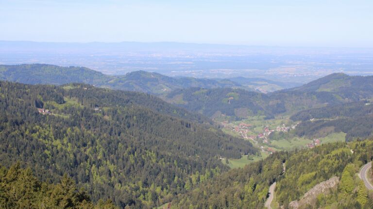 Dieses Bild zeigt eine Webcam-Aufnahme vom Achertal, aufgenommen am Montag, den 27.04.2026 um 10:10 Uhr. Die Temperatur betrug 13.8°C.