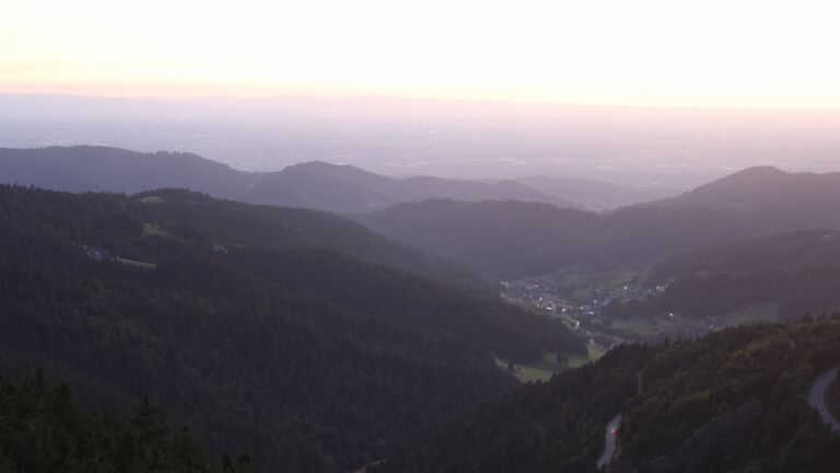 Dieses Bild zeigt eine Webcam-Aufnahme vom Achertal, aufgenommen am Sonntag, den 17.08.2025 um 21:00 Uhr. Die Temperatur betrug 14.2°C.
