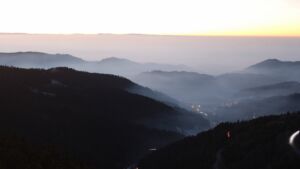 Dieses Bild zeigt eine Webcam-Aufnahme vom Achertal, aufgenommen am Samstag, den 27.12.2025 um 17:20 Uhr. Die Temperatur betrug 3.4°C.