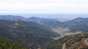 Dieses Bild zeigt eine Webcam-Aufnahme vom Achertal, aufgenommen am Freitag, den 31.10.2025 um 13:40 Uhr. Die Temperatur betrug 10.8°C.