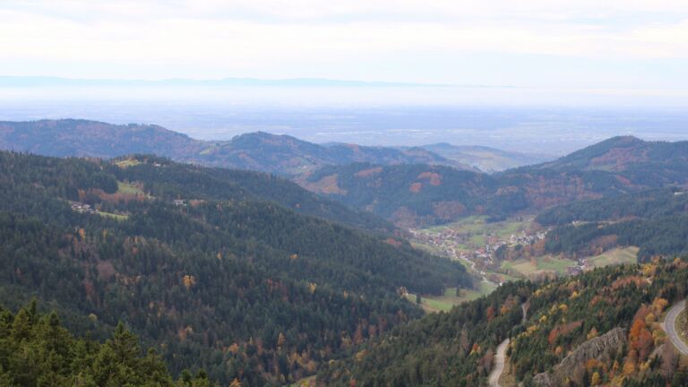 Dieses Bild zeigt eine Webcam-Aufnahme vom Achertal, aufgenommen am Freitag, den 31.10.2025 um 13:40 Uhr. Die Temperatur betrug 10.8°C.