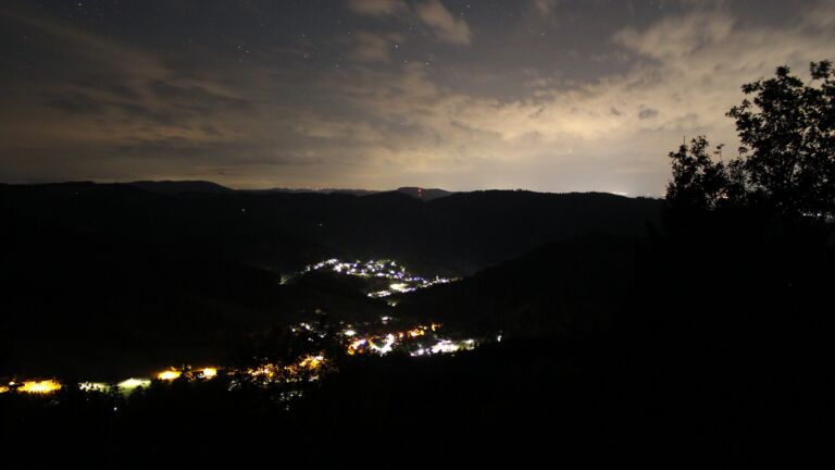 Dieses Bild zeigt eine Webcam-Aufnahme vom Achertal, aufgenommen am Freitag, den 21.08.2026 um 01:30 Uhr. Die Temperatur betrug 16.1°C.
