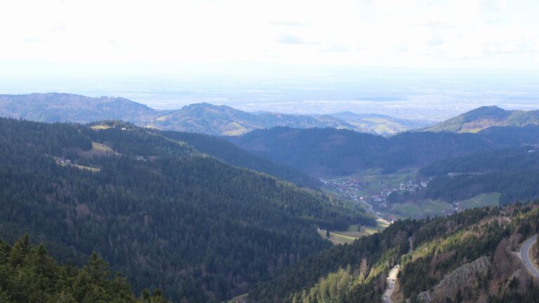 Dieses Bild zeigt eine Webcam-Aufnahme vom Achertal, aufgenommen am Sonntag, den 01.03.2026 um 13:40 Uhr. Die Temperatur betrug 5.8°C.