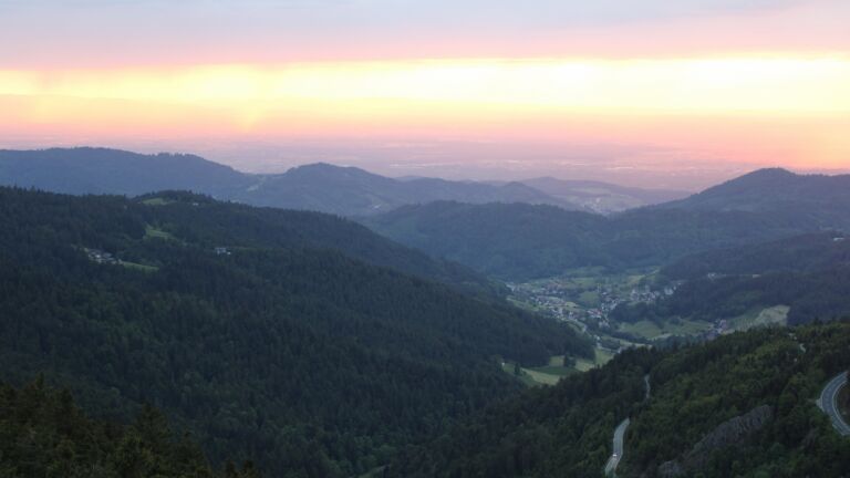 Dieses Bild zeigt eine Webcam-Aufnahme vom Achertal, aufgenommen am Dienstag, den 20.05.2025 um 20:50 Uhr. Die Temperatur betrug 13.6°C.