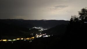 Dieses Bild zeigt eine Webcam-Aufnahme vom Achertal, aufgenommen am Dienstag, den 25.08.2026 um 04:50 Uhr. Die Temperatur betrug 16.7°C.