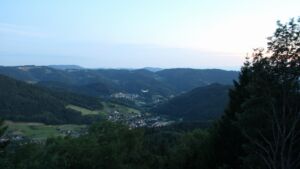 Dieses Bild zeigt eine Webcam-Aufnahme vom Achertal, aufgenommen am Freitag, den 10.07.2026 um 22:00 Uhr. Die Temperatur betrug 24°C.
