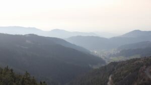 Dieses Bild zeigt eine Webcam-Aufnahme vom Achertal, aufgenommen am Donnerstag, den 05.03.2026 um 17:00 Uhr. Die Temperatur betrug 10.7°C.