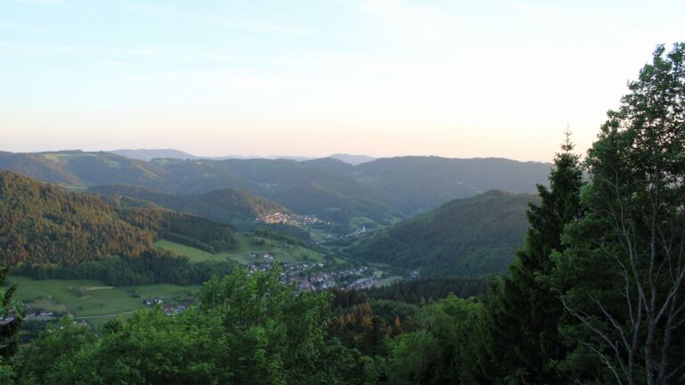 Dieses Bild zeigt eine Webcam-Aufnahme vom Achertal, aufgenommen am Freitag, den 22.05.2026 um 20:50 Uhr. Die Temperatur betrug 21.5°C.
