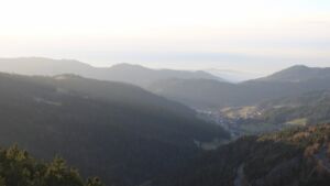 Dieses Bild zeigt eine Webcam-Aufnahme vom Achertal, aufgenommen am Mittwoch, den 17.12.2025 um 15:50 Uhr. Die Temperatur betrug 6.9°C.