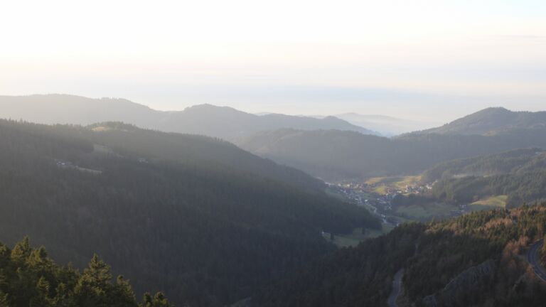 Dieses Bild zeigt eine Webcam-Aufnahme vom Achertal, aufgenommen am Mittwoch, den 17.12.2025 um 15:50 Uhr. Die Temperatur betrug 6.9°C.