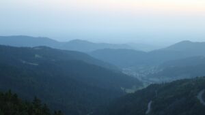 Dieses Bild zeigt eine Webcam-Aufnahme vom Achertal, aufgenommen am Freitag, den 13.06.2025 um 21:50 Uhr. Die Temperatur betrug 21.5°C.