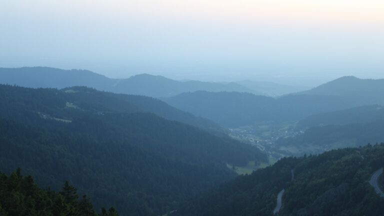 Dieses Bild zeigt eine Webcam-Aufnahme vom Achertal, aufgenommen am Freitag, den 13.06.2025 um 21:50 Uhr. Die Temperatur betrug 21.5°C.