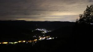 Dieses Bild zeigt eine Webcam-Aufnahme vom Achertal, aufgenommen am Montag, den 18.05.2026 um 03:50 Uhr. Die Temperatur betrug 10.5°C.