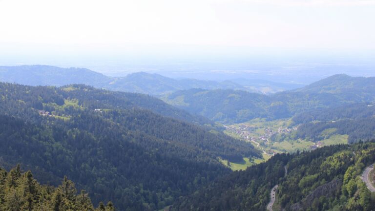 Dieses Bild zeigt eine Webcam-Aufnahme vom Achertal, aufgenommen am Freitag, den 09.05.2025 um 15:50 Uhr. Die Temperatur betrug 9.5°C.