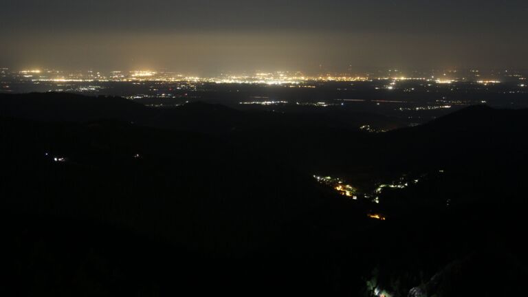 Dieses Bild zeigt eine Webcam-Aufnahme vom Achertal, aufgenommen am Freitag, den 18.07.2025 um 01:30 Uhr. Die Temperatur betrug 14°C.