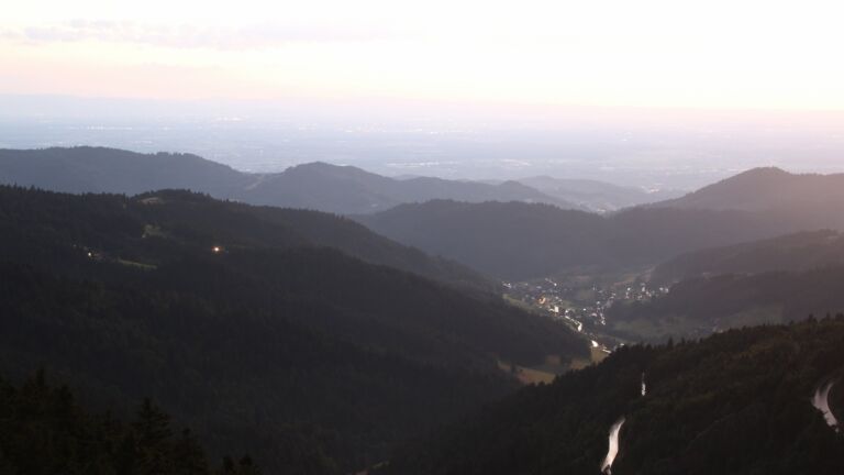 Dieses Bild zeigt eine Webcam-Aufnahme vom Achertal, aufgenommen am Sonntag, den 13.07.2025 um 22:00 Uhr. Die Temperatur betrug 15.1°C.