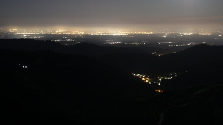 Dieses Bild zeigt eine Webcam-Aufnahme vom Achertal, aufgenommen am Samstag, den 25.04.2026 um 03:00 Uhr. Die Temperatur betrug 10.6°C.