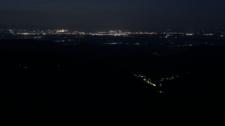 Dieses Bild zeigt eine Webcam-Aufnahme vom Achertal, aufgenommen am Montag, den 12.05.2025 um 04:30 Uhr. Die Temperatur betrug 9.5°C.