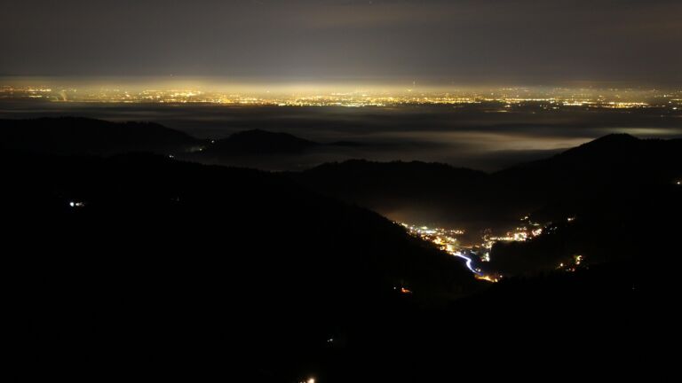 Dieses Bild zeigt eine Webcam-Aufnahme vom Achertal, aufgenommen am Sonntag, den 21.12.2025 um 20:30 Uhr. Die Temperatur betrug 8.8°C.