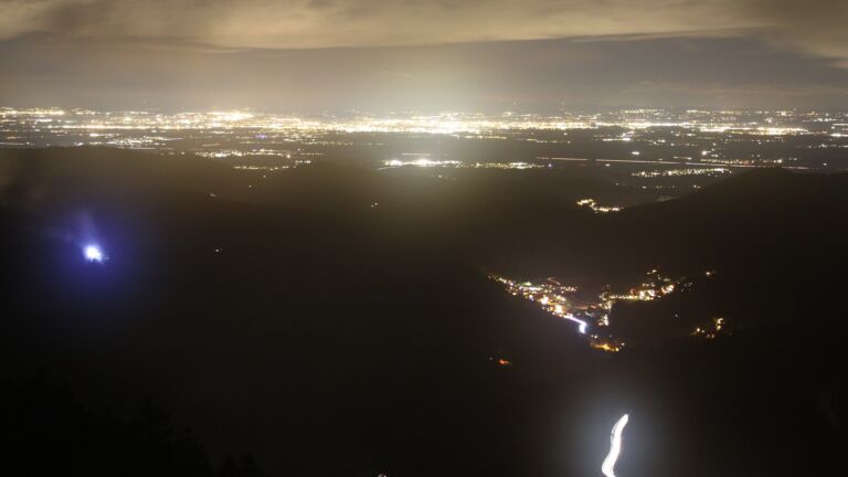 Dieses Bild zeigt eine Webcam-Aufnahme vom Achertal, aufgenommen am Montag, den 08.12.2025 um 19:30 Uhr. Die Temperatur betrug 7.9°C.