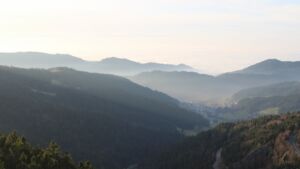 Dieses Bild zeigt eine Webcam-Aufnahme vom Achertal, aufgenommen am Freitag, den 12.12.2025 um 15:40 Uhr. Die Temperatur betrug 10.7°C.