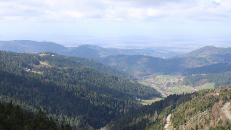 Dieses Bild zeigt eine Webcam-Aufnahme vom Achertal, aufgenommen am Donnerstag, den 12.03.2026 um 12:20 Uhr. Die Temperatur betrug 3.9°C.