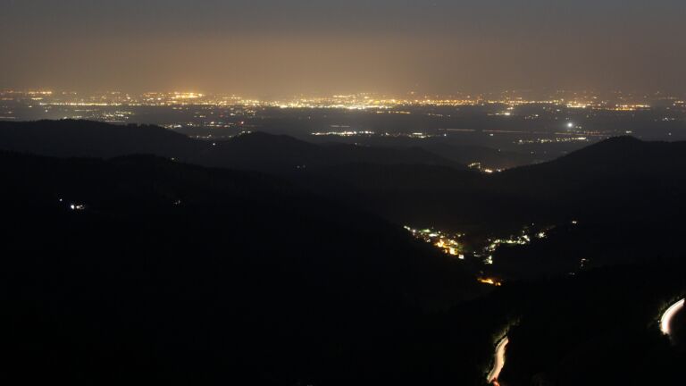 Dieses Bild zeigt eine Webcam-Aufnahme vom Achertal, aufgenommen am Montag, den 11.08.2025 um 22:30 Uhr. Die Temperatur betrug 19.2°C.