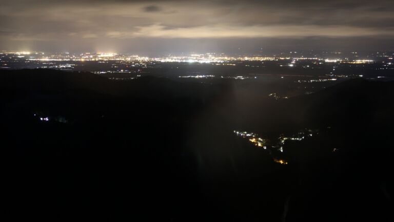 Dieses Bild zeigt eine Webcam-Aufnahme vom Achertal, aufgenommen am Dienstag, den 21.10.2025 um 00:30 Uhr. Die Temperatur betrug 8.5°C.