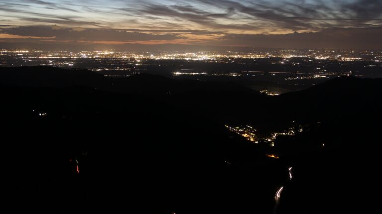 Dieses Bild zeigt eine Webcam-Aufnahme vom Achertal, aufgenommen am Freitag, den 24.10.2025 um 19:30 Uhr. Die Temperatur betrug 2.2°C.