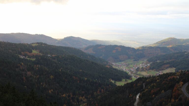 Dieses Bild zeigt eine Webcam-Aufnahme vom Achertal, aufgenommen am Dienstag, den 28.10.2025 um 16:30 Uhr. Die Temperatur betrug 5.4°C.