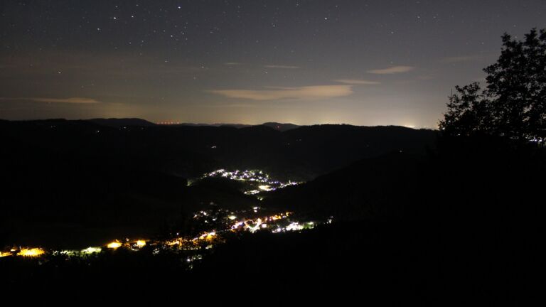 Dieses Bild zeigt eine Webcam-Aufnahme vom Achertal, aufgenommen am Mittwoch, den 08.07.2026 um 00:30 Uhr. Die Temperatur betrug 20.2°C.