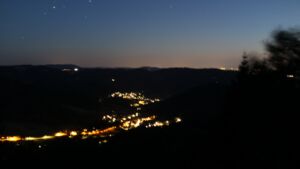 Dieses Bild zeigt eine Webcam-Aufnahme vom Achertal, aufgenommen am Donnerstag, den 13.08.2026 um 22:00 Uhr. Die Temperatur betrug 26.7°C.